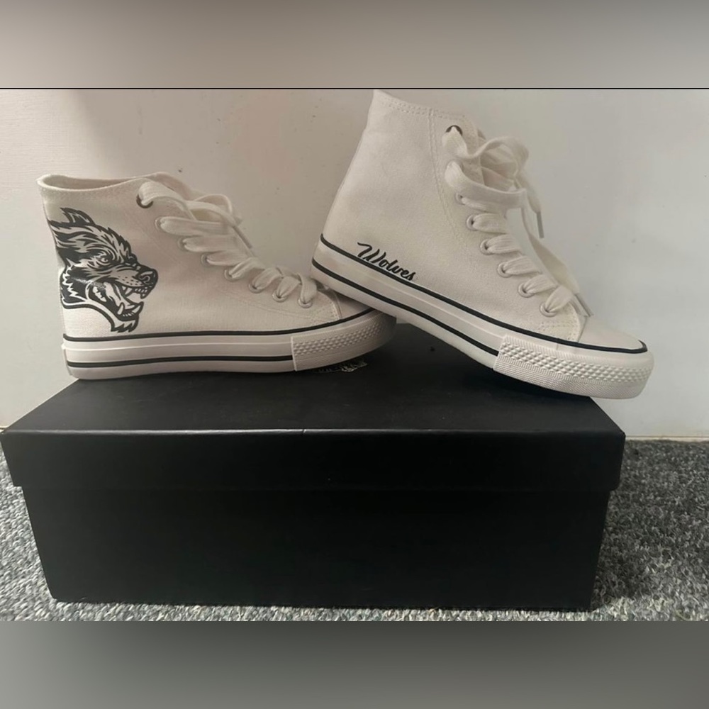 Darcsport sneaker, Size 7 but fits like a 6